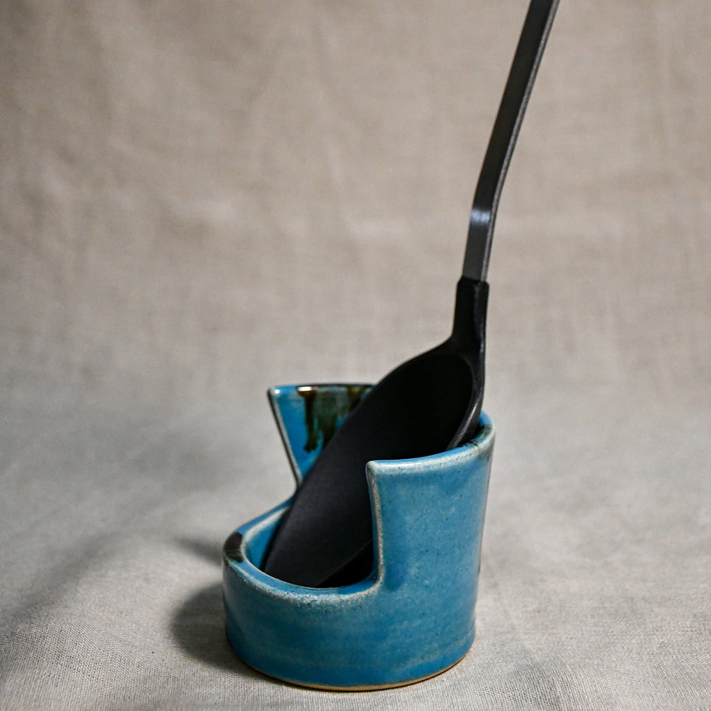 Side profile of vertical turquoise handmade spoon rest with serving spoon from the 5th Buffalo collection by Leigh Art